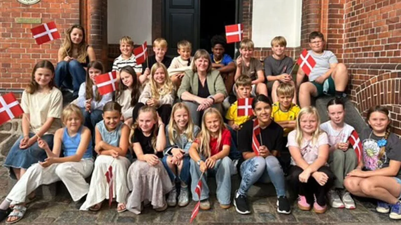 Die Seglerin aus Leopoldshöhe nimmt mitten unter den 23 Schülern auf den Treppen des Haupteingangs Platz – hier entstehen traditionell die Klassenfotos. - © Ida Holsts Skole