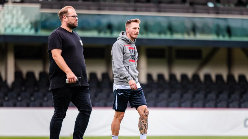 Im Austausch mit Trainer Tobias Strobl: Mirko Leesemann (links). - &copy; Jan Rollinger