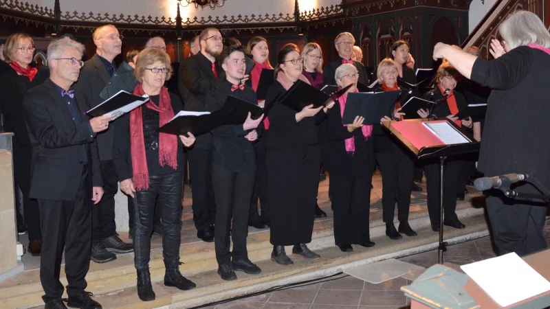 Der Kirchenchor unter der Leitung von Nicole Seiger beeindruckte mit harmonischem Chorklang und ausdrucksstarken Choreografien. Foto: Sibylle Kemna - © Sibylle Kemna