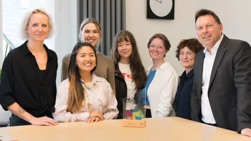 DDW und Junge Wortkunst erhalten den WW Kulturpreis 2025: (von links) Corinna Rox (Fachbereichsleitung Stadt Detmold), Thien Kim Sch&uuml;tte (Detmolder Design Woche), Linda Schulte-Frankenfeld (Detmolder Design Woche), Kara Pohlmann (KMH Kreativkollektiv), Helena Haverkamp (KMH Kreativkollektiv), Sabine Kuhfuss (Kulturteam Stadt Detmold) und B&uuml;rgermeister Frank Hilker. - &copy; Torben Gocke