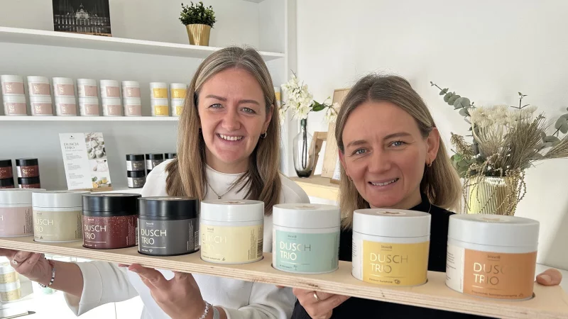 Die Schwestern Lena Litke (l.) und Nelli Sch&ouml;ttle haben mit "L&eacute;nell Naturkosmetik" ihre eigene Firma gegr&uuml;ndet. - &copy; Nicole Sielermann