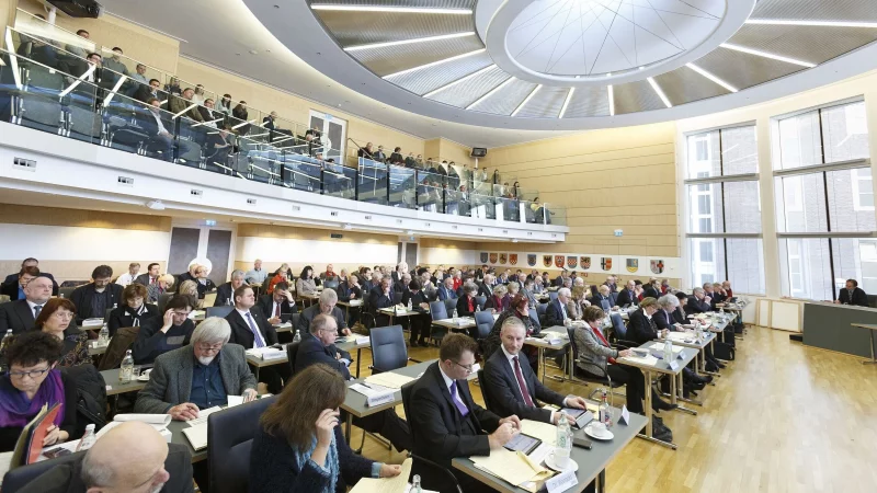 Abgeordnete im Plenarsaal in Münster. - © LWL/Jean-Marie Tronquet