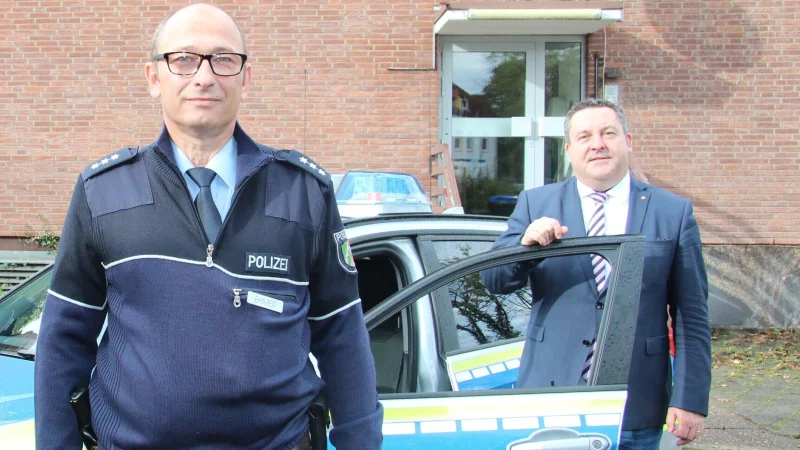 2019 wurde Carsten Ehmer als Bezirksbeamter von seinem damaligen Chef Landrat Dr. Axel Lehmann vorgestellt. Ehmer wird wieder die Polizei-Sprechstunde in H&ouml;rste &uuml;bernehmen und bekommt Verst&auml;rkung. - &copy; Archivfoto: Cordula Gr&ouml;ne