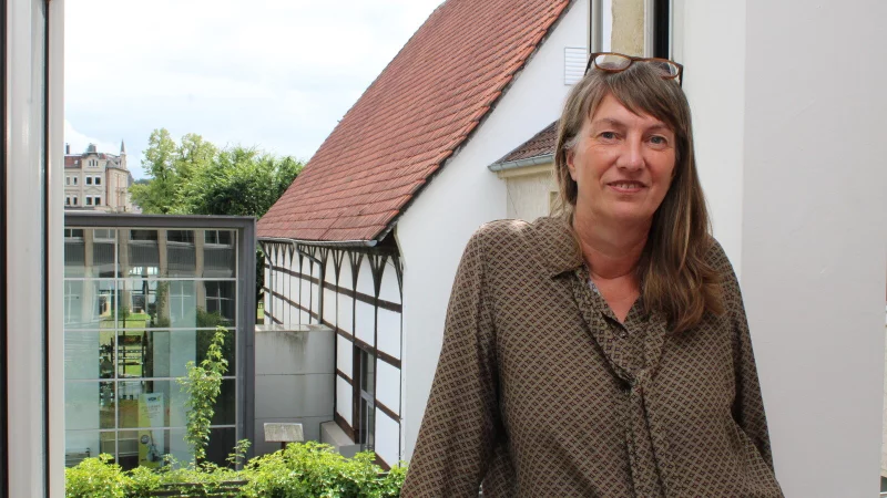 Katrin B&uuml;ker, die scheidende Gesch&auml;ftsf&uuml;hrerin, ist stolz auf die zentrale Lage des Parit&auml;tischen in Detmold. - &copy; Chiara Wibbeke