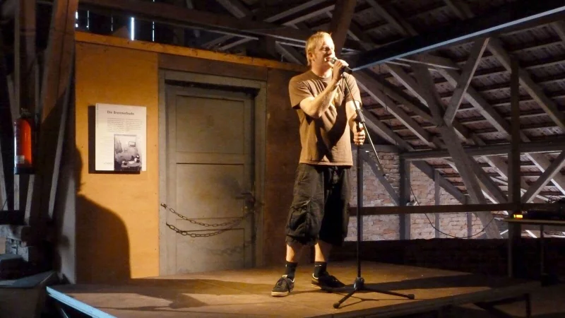 Durch das Programm f&uuml;hrt Marc-Oliver Schuster wie hier bei einem Poetry-Slam vor einigen Jahren. ( - &copy; Museum LWL-Ziegelei Lage