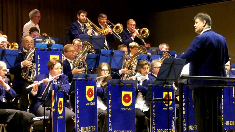 Drei hochklassige Posaunisten, Ulrich Dittmar, Heinz Biesemeier und Jan-Philipp Homuth, sorgten f&uuml;r Bigband-Sound. Rechts Orchesterleiter Peter Werpup. - &copy; Rudi Rudolph