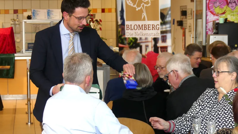 Der 2. Vorsitzende Andr&eacute; K&ouml;ller verteilte Nelken-Sament&uuml;tchen f&uuml;r die "Nelken#Challenge". - &copy; Rudi Rudolph