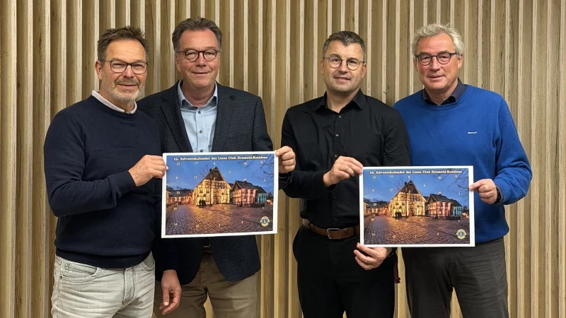 Das Foto zeigt (von rechts nach links) Michael V&ouml;sgen (Organisator des Kalenders), Eugen Unruh (Aktueller Pr&auml;sident des Lions Clubs Detmold-Residenz), Hanno Baumann (Presse-Beauftragter des Clubs), Oliver M&uuml;ller (Vorstandsvorsitzender des Hilfswerkes des Lions Clubs). - &copy; Lions Detmold-Residenz