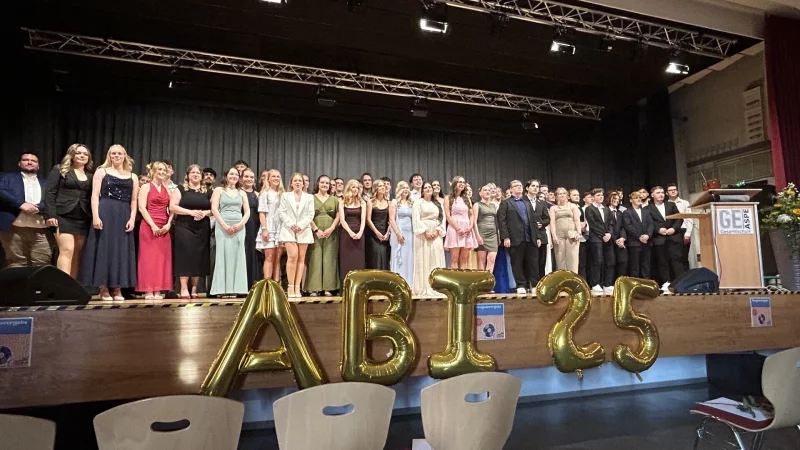 Der Abi-Jahrgang 2025 auf der Bühne in der Aula Aspe. - © Gesamtschule Aspe