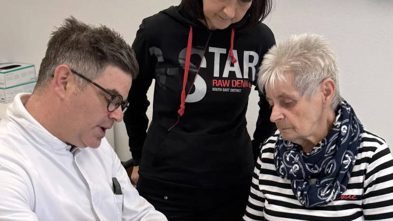 Dr. Nadim Behnam, Oberarzt der Klinik für Unfallchirurgie und Orthopädie sowie Sektionsleiter Endoprothetik am Klinikum Lippe, erklärt Ute Steineke (Mitter) und der Patientin Renate Steineke die Operation. - © Klinikum Lippe / Mandy Lange