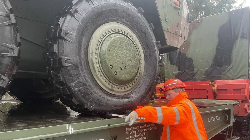 Kai Berger von der Deutschen Bahn sichert und kontrolliert zentimetergenau die Verladung der Panzer. - &copy; Carsten Heil