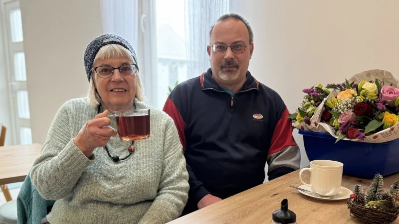 Edith Schaub und ihr Sohn Markus im Caf&eacute; am Sylbacher Bahnhof, wo sich ab sofort monatlich die neu gegr&uuml;ndete Selbsthilfegruppe f&uuml;r pflegende Angeh&ouml;rige trifft. - &copy; Sandra Castrup