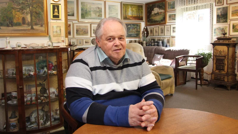 Wilfried Mellies in seinem Wohnzimmer, umringt von Hermann-Andenken und Bildern von Hiddesen. - © Jana Beckmann