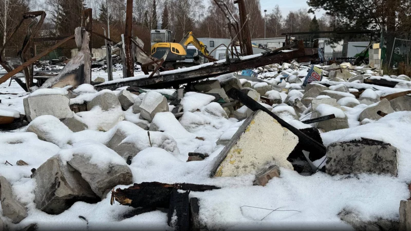 Schnee liegt auf den Tr&uuml;mmern, die von dem Indoor-Spielparadies &uuml;briggeblieben sind. - &copy; Ulrich Behmann
