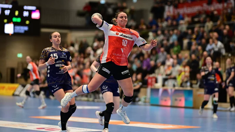 Auf und davon: Maxi M&uuml;hlner erzielt einen weiteren Treffer f&uuml;r die HSG Blomberg-Lippe. - &copy; Photo: Felix Schlikis/Lobeca.de