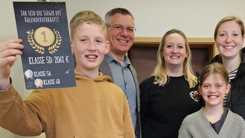 Die Klasse 5d hat die meisten HVG-Kalender verkauft. Das Foto zeigt Jona Peters und Esther Hamm (vorn) sowie (hinten, von links) Direktor Michael Hanke und die beiden Kunstlehrerinnen Kathinka Speckin und Clara Mittelgöker. - © HVG