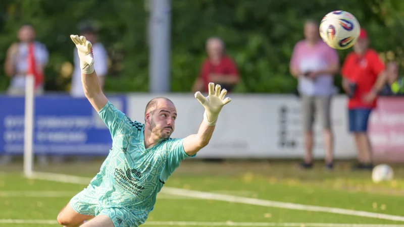 Wieder keine Chance: Lipperreihes Torwart Simon Danne streckt sich beim 0:3 vergeblich. - &copy; Egon Penner