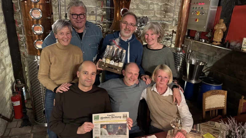 Gastgeber Friedhelm Begemann (stehend 2. v. links) gratuliert dem Gewinner-Team "Sex Ted" um Kerstin Buzeja, Carsten Wattenberg, Klaus K&uuml;ster, Ralf Batzer, Thesi K&uuml;ster sowie Sabine Wattenberg (von links). - &copy; Sandra Castrup