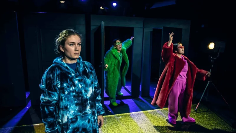 Im Jungen Theater feierte das St&uuml;ck "Viel zu Feel" Premiere. - &copy; Landestheater Detmold / Marc Lontzek