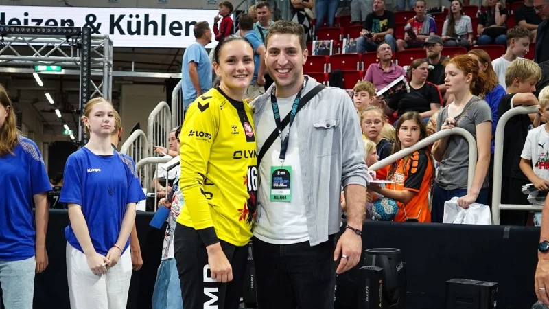Beim Supercup in D&uuml;sseldorf Ende August 2024 enstand dieses Bild. Domenico Ebner (rechts) mit seiner Freundin Nicole Roth, damals noch in Bietigheim, heute bei der HSG Blomberg-Lippe. Ebner: Nici war ein Bonus-, aber nicht der ausschlaggebende Punkt f&uuml;r meine Lemgo-Entscheidung. - &copy; Yoko Issa