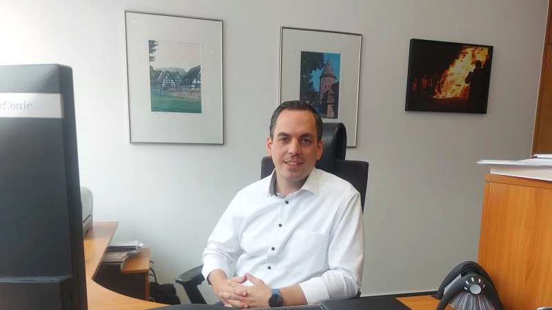 Torben Blome sitzt seit f&uuml;nf Jahren auf dem Chefsessel im L&uuml;gder Rathaus und m&ouml;chte seine Arbeit nach der Kommunalwahl fortsetzen. Er ist einziger B&uuml;rgermeisterkandidat in der Osterr&auml;derstadt. - &copy; Michaela Wei&szlig;e