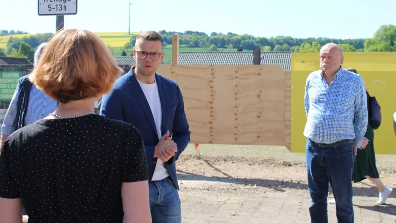 Marvin Rösch (links), Ordnungsamtsleiter und bei der Gemeinde für die Fördermittelakquise zuständig, zeigte den Besucherinnen und Besuchern was sich rund um die Mittelstraße getan hat. - © Lorraine Brinkmann