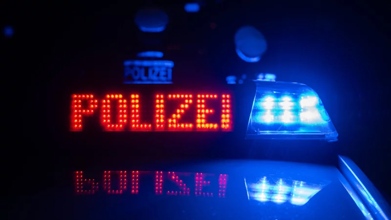 In Kachtenhausen ist nicht nur die Polizei zu einer gro&szlig; angelegten Kontrolle anger&uuml;ckt. Auch der Zoll und Abfallexperten waren vor Ort - und das nicht umsonst, wie die Zahl der Kn&ouml;llchen beweist. - &copy; dpa