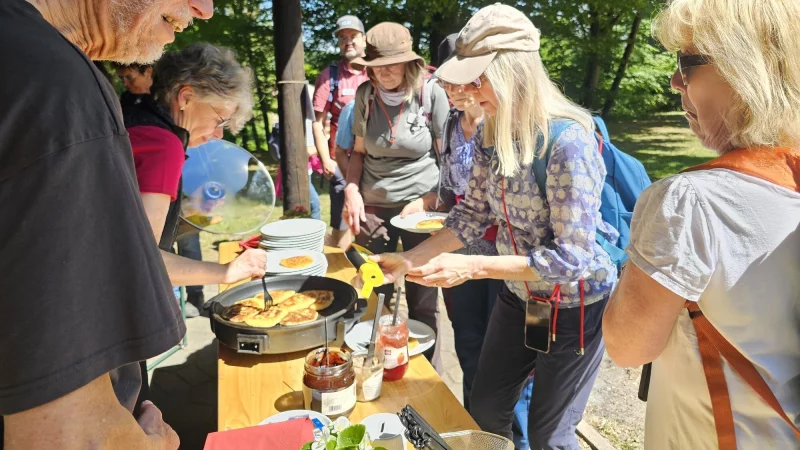 Wolfgang Thevis und Claudia Pfitzner vom Verein "Leben in Hörste" haben Pickert an die hungrigen Wanderer ausgegeben. Drei Wanderungen sind der Auftakt für das Feierwochenende, denn das sanierte Haus des Gastes wird am Wochenende in Hörste geöffnet. - © Astrid Sewing