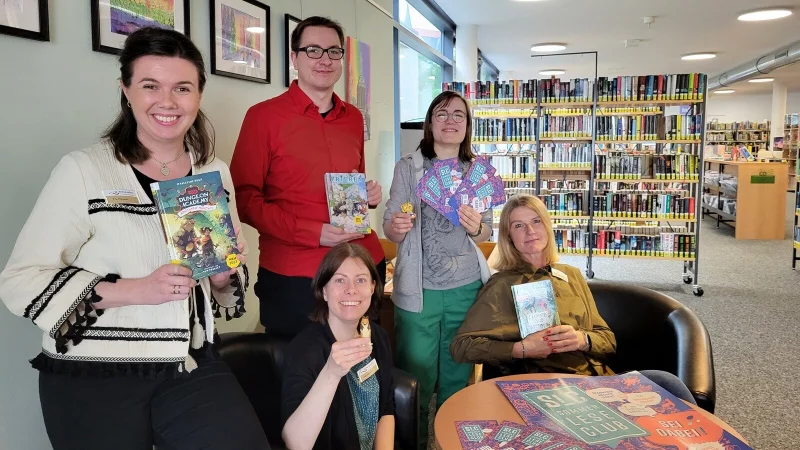 Das Team der Stadtbücherei, Leiterin Paula Sophie Prüssner, Sarah Zimmert, Christoph Gronemeier, Sophie Bährenbach und Iris Fröhling (von links) beim Sommerleseclub letztes Jahr. - © Freya Köhring