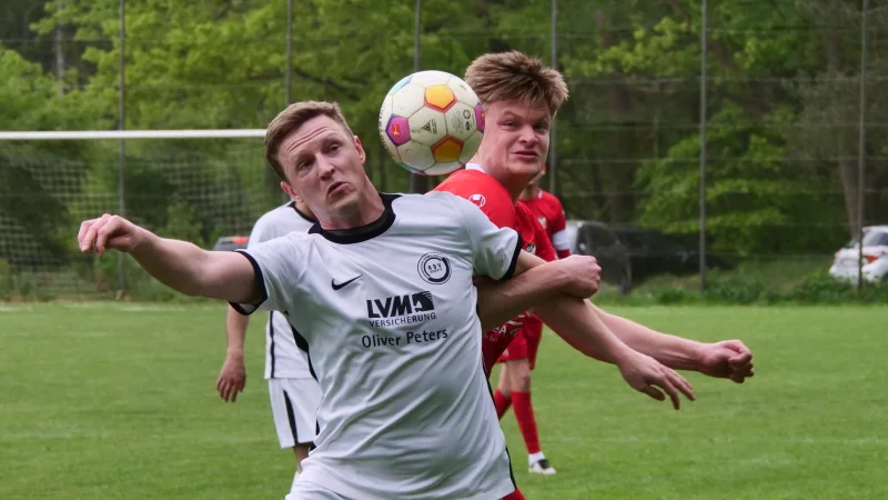 H&ouml;rstes Matthias Dick behauptet den Ball vor Joel Dro&szlig;mann von der SG BraW&ouml;. - &copy; J&ouml;rg Hagemann