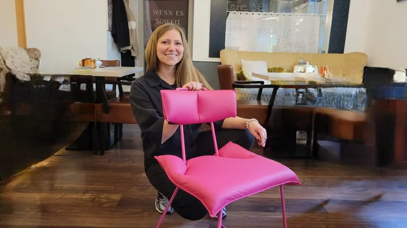 Silja Gajtukiew und ihr pinker Stuhl. 200 Euro aus dem Verkauf kommen dem neu gegr&uuml;ndeten Verein und damit den Krebspatienten zugute. - &copy; Katrin Kantelberg