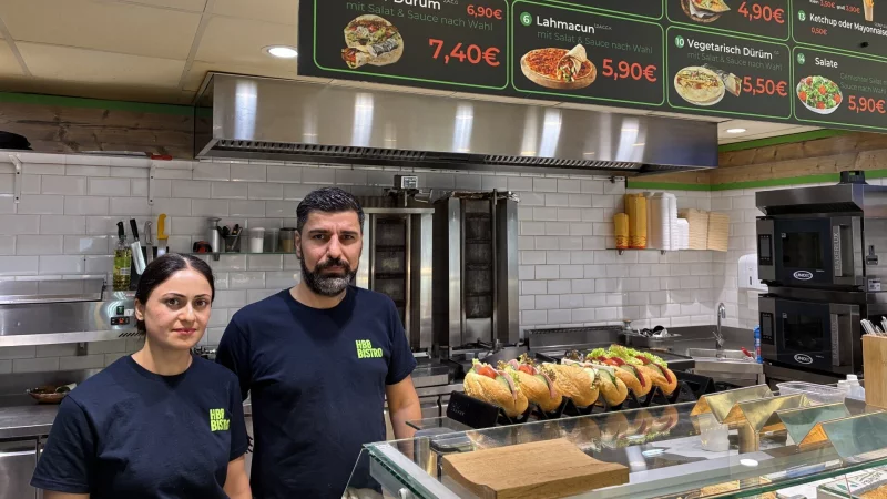 Haifaa Jirdo und Omer Alyas vom HBB Bistro im Herforder Bahnhof bef&uuml;rchten in den kommenden Tagen weniger Umsatz. Die wegfallenden Zughalte aufgrund von Bauarbeiten sind der Grund. Der Imbiss bleibt aber weiterhin ge&ouml;ffnet. - &copy; Matthias Bungeroth