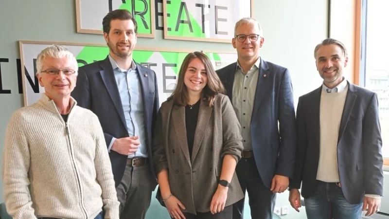 Der Kreativ-Campus erh&auml;lt Verst&auml;rkung: (von links) Prof. Dr. Guido Falkemeier, Dr. Christian von Toll, Maite Wimmelmeier, Dr. Sebastian Durst mit Boris Savic von der Firma Weidm&uuml;ller.. - &copy; Kreativ-Campus Detmold