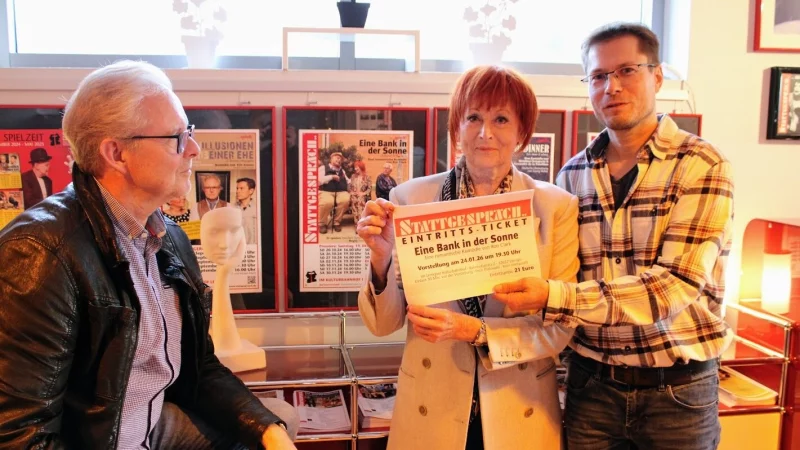 Frank Wiemann (links) überlässt die Leitung seines Theaters vorübergehend Liane Kreye und Torge Hoffmann. Als erstes wird das Stück "Eine Bank in der Sonne" noch mal auf die Bühne gebracht. - © Lorraine Brinkmann