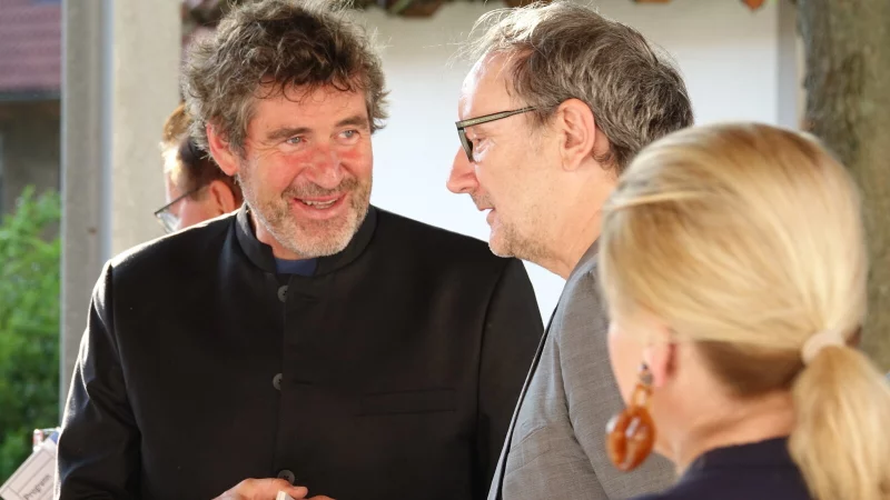 Festival-Leiter Stephan Szasz (links) im Gespr&auml;ch mit Schauspieler Rainer Bock, bekannt aus vielen Fernsehrollen. - &copy; Axel B&uuml;rger