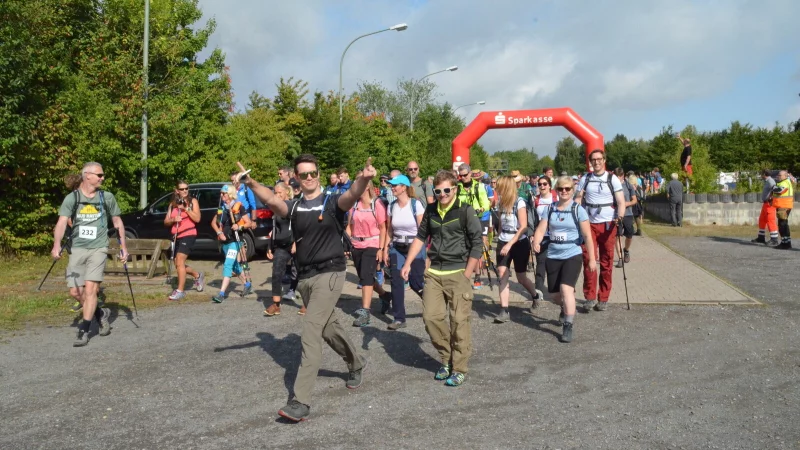 Euphorie pur am Start zum ersten Warrior Hike 2022. Im kommenden Jahr findet das Wanderevent zum dritten Mal in Lippe statt. - © Swen Horstmann