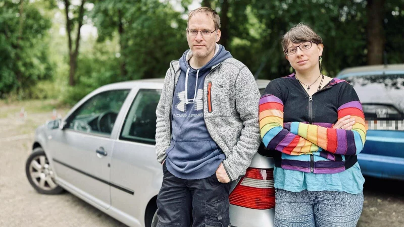 Lehrer und Mittelalterfan Florian Lemmer und Kunstlehrerin Josephine Sch&ouml;nberg auf dem Parkplatz in der Sackgasse der Bielefelder LEG-Siedlung. Dort geschah der Einbruch. - &copy; Stefan Becker