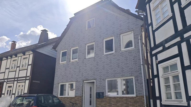 Das Haus in der Straße An der Kirche in Höxter-Lüchtringen ist nach dem Unglück unbewohnbar. Es ist von Polizei und Staatsanwaltschaft beschlagnahmt worden. - © Svenja Ludwig