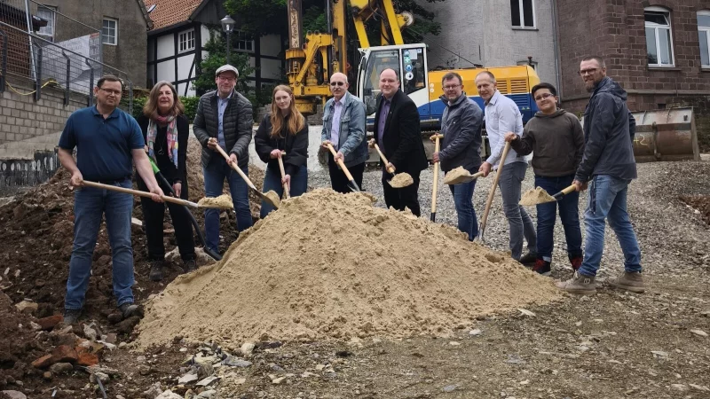 Spatenstich an der Grundschule am Weinberg. - © Stadt Blomberg