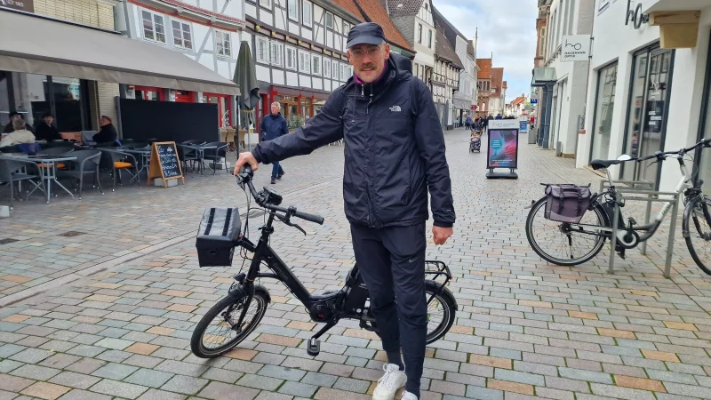 Samuel Herbrandt hatte die Idee zur Fahrradspur in der Mitte der Mittelstra&szlig;e - doch da verl&auml;uft derzeit die Blindenleitspur. - &copy; Archivfoto: Nadine Uphoff