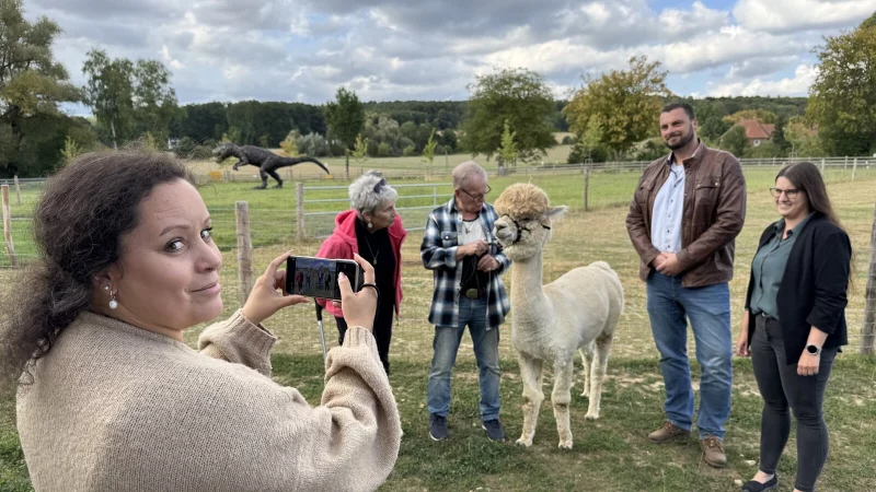 Herzenswunsch-Vereinsvorsitzende Jasmin L&uuml;hring freut sich mit Ursula Bansleben und Heinz Erckens sowie den Ehrenamtlern Stefan Kleine und Anna-Lena K&uuml;rschner (von links) auf die kommenden Besuche auf dem Alpaka-Hof in Papenhausen. - &copy; Sandra Castrup