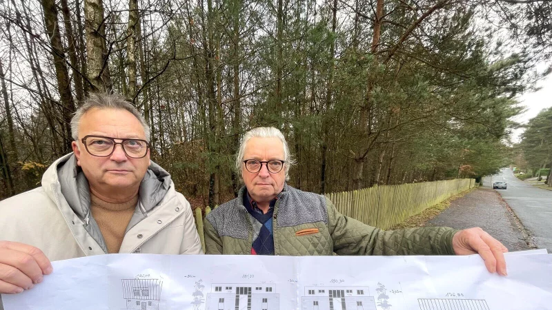 Wieder gibt es Kritik an einem geplanten Neubauprojekt in der Buschkamp-Siedlung. Den Nachbarn Rainer Wiebers (l.) und Michael Manzke fehlt es bei der Planung und bei der Genehmigung an Augenma&szlig;. - &copy; Susanne Lahr