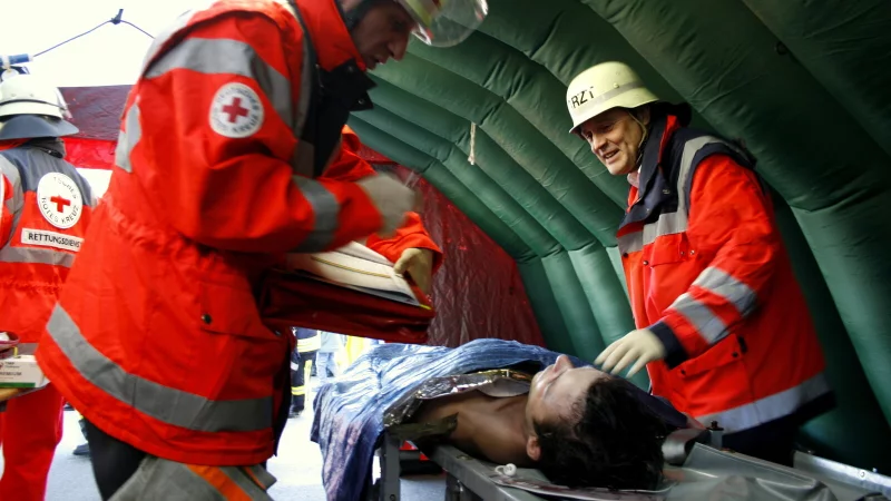 Gasalarm, Katastrophenschutz, Gro&szlig;&uuml;bung - der ABC-Zug Feuerwehr Delbr&uuml;ck bereitet sich auf Krisen vor. Die Kombination von Krisen- und Kriegsszenario besch&auml;ftigt Experten. - &copy; Christian Schweppe