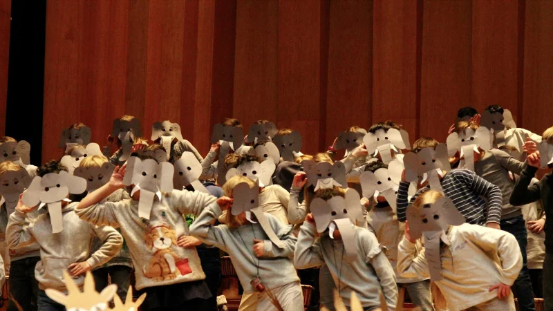 Die Kinder der Grundschule W&uuml;sten begeisterten in der Konzerthalle Bad Salzuflen mit ihrer energiegeladenen Trommelshow und kreativen Kost&uuml;men. - &copy; Melanie Meyer