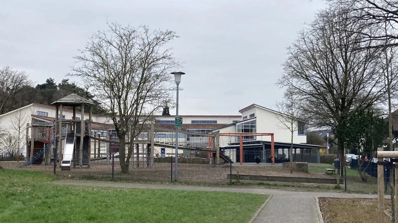 Als Standort für die neuen Container wird eine Fläche (ganz links) ein stückweit neben dem Spielplatz, sozusagen als Verlängerung des bestehenden Gebäuderiegels, favorisiert. - © Archivbild: Cordula Gröne