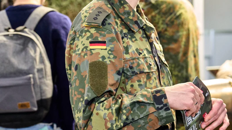 Seit 2012 regelt eine Vereinbarung in NRW, wie Schulbesuche der Bundeswehr ablaufen sollen. Das Land spricht sich f&uuml;r eine Ausweitung der Gespr&auml;che aus. - &copy; IMAGO/Bihlmayerfotografie