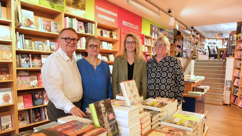 Abschied und Willkommen: (von links) Alfred und Regine Westermann, Nina Hugendubel und Sabine Deppenmeier im Buchhaus am Markt, das ab August eine Filliale von Hugendubel werden wird. - © Sven Koch