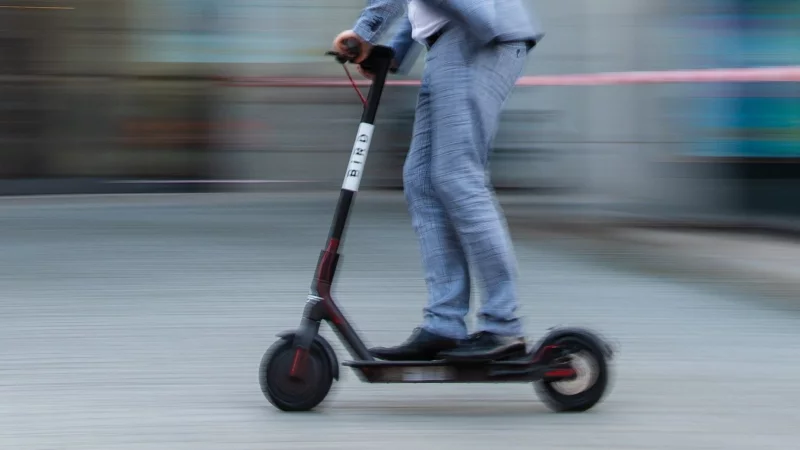 Zu einem Unfall mit dem E-Scooter ist die Polizei Donnerstagnacht ausgerückt. - © dpa