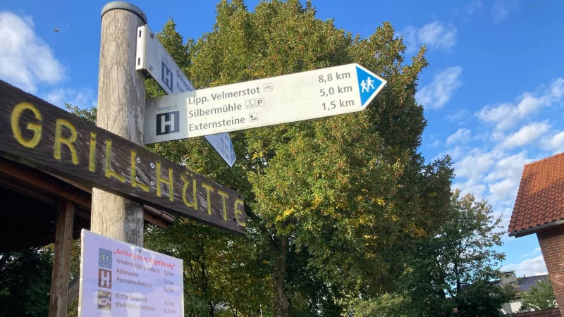 Weil die Kilometerangaben fehlerhaft sind, hat Wanderwart Adolf Nagel ein Schild mit den richtigen Angaben an den zentralen Treffpunkt in Holzhausen-Externsteine gepinnt - eine Notl&ouml;sung. - &copy; Cordula Gr&ouml;ne