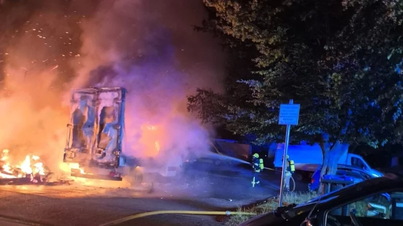 Der Sprinter brannte völlig aus. - © Feuerwehr Detmold/Christopher Rieks